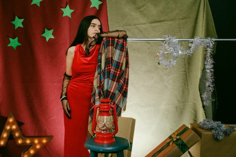 Weihnachtsoutfit für Damen und Herren 2025 – diese Styles sind schön festlich