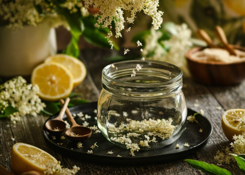 Holunderblütensirup selber machen – Rezepte mit und ohne Zucker