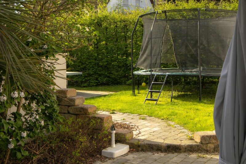 Trampolin im Garten – das ist bei Befestigung, Verschönerung und Nutzung wichtig